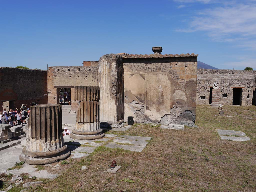 VII.8.01 Pompeii. September 2018. Looking north-west from west side of podium.
Foto Anne Kleineberg, ERC Grant 681269 DÉCOR.