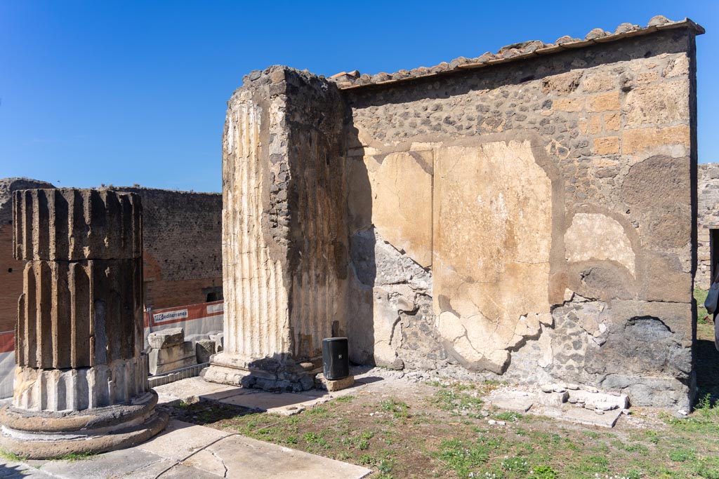 VII.8.1 Pompeii. October 2023.
Looking towards Temple wall on west side of doorway, with detail of remaining painted decoration. Photo courtesy of Johannes Eber.