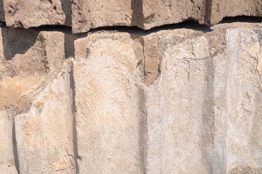 VII.8.01 Pompeii. July 2017. Detail of column.
Foto Anne Kleineberg, ERC Grant 681269 DÉCOR.