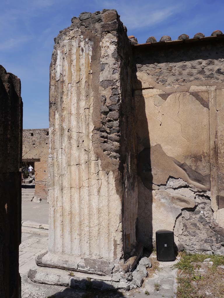 VII.8.01 Pompeii. September 2018. Pilaster at west end of Temple wall on podium.
Foto Anne Kleineberg, ERC Grant 681269 DÉCOR.