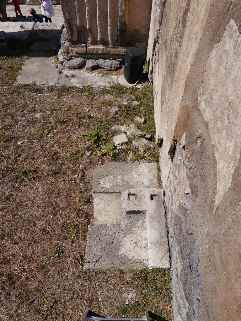 VII.8.01 Pompeii. September 2018. Looking west along south front exterior wall, with detail of paving.
Foto Anne Kleineberg, ERC Grant 681269 DÉCOR.