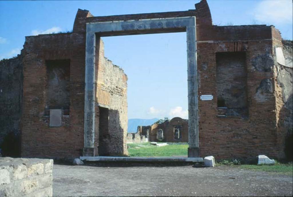 VII.9.1 Pompeii. October 1992. Looking east towards Portico 1, Entrance 6. Photo by Louis Méric courtesy of Jean-Jacques Méric.