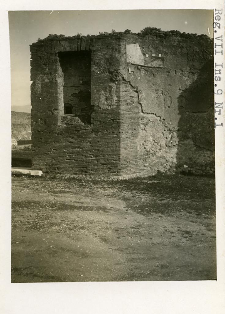 VII.9.1 Pompeii. Pre-1937-39.
Portico 1. South end. Small niche between entrance 6, on left, and apsidal niche 4, on right.
Photo courtesy of American Academy in Rome, Photographic Archive. Warsher collection no. 1158.
