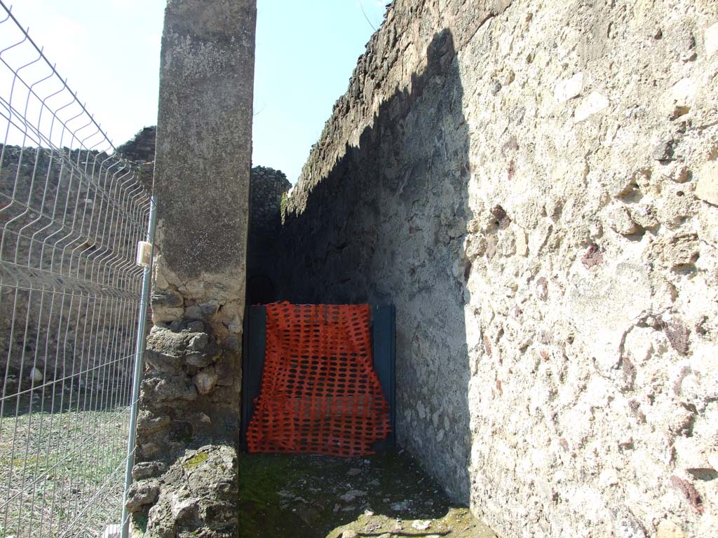 VII.9.1 Pompeii. March 2009. North-west corner at the rear of north corridor 12.
Looking west along narrow passage between VII.9.1 on the left and the wall of VII.9.2.
The narrow passage leads from the end of Vicolo degli Scheletri almost to the Forum.