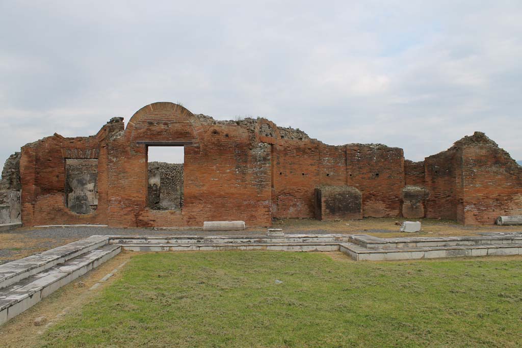 VII.9.1 Pompeii. March 2014.
Colonnade 9, north-east corner, on left. Looking east towards rear wall with large central apse 10 with pedestal
Foto Annette Haug, ERC Grant 681269 DÉCOR.
Foto Annette Haug, ERC Grant 681269 DÉCOR.