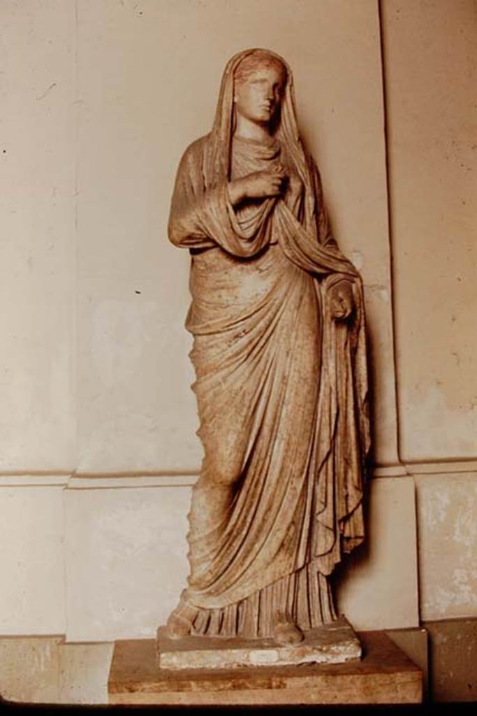 VII.9.1 Pompeii. 1968. Statue of Eumachia in Naples Museum.
Photo by Stanley A. Jashemski.
Source: The Wilhelmina and Stanley A. Jashemski archive in the University of Maryland Library, Special Collections (See collection page) and made available under the Creative Commons Attribution-Non Commercial License v.4. See Licence and use details.
J68f0842