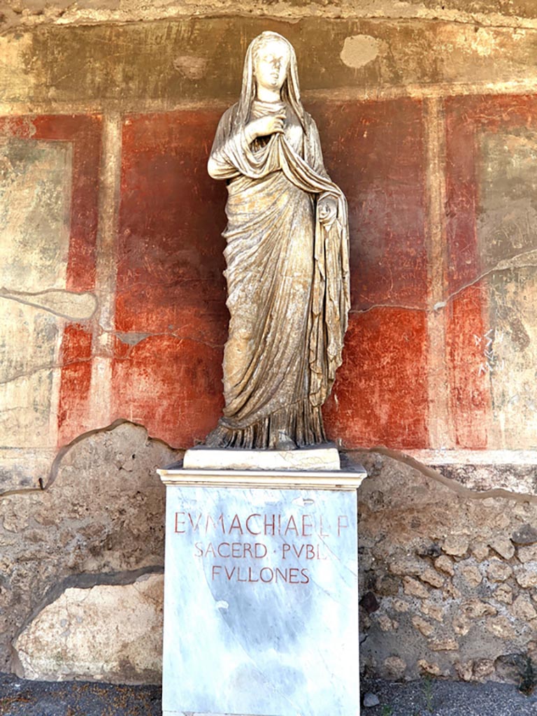 VII.9.1 Pompeii. April 2022.
Broad niche 13 with the statue of Eumachia. Photo courtesy of Giuseppe Ciaramella.