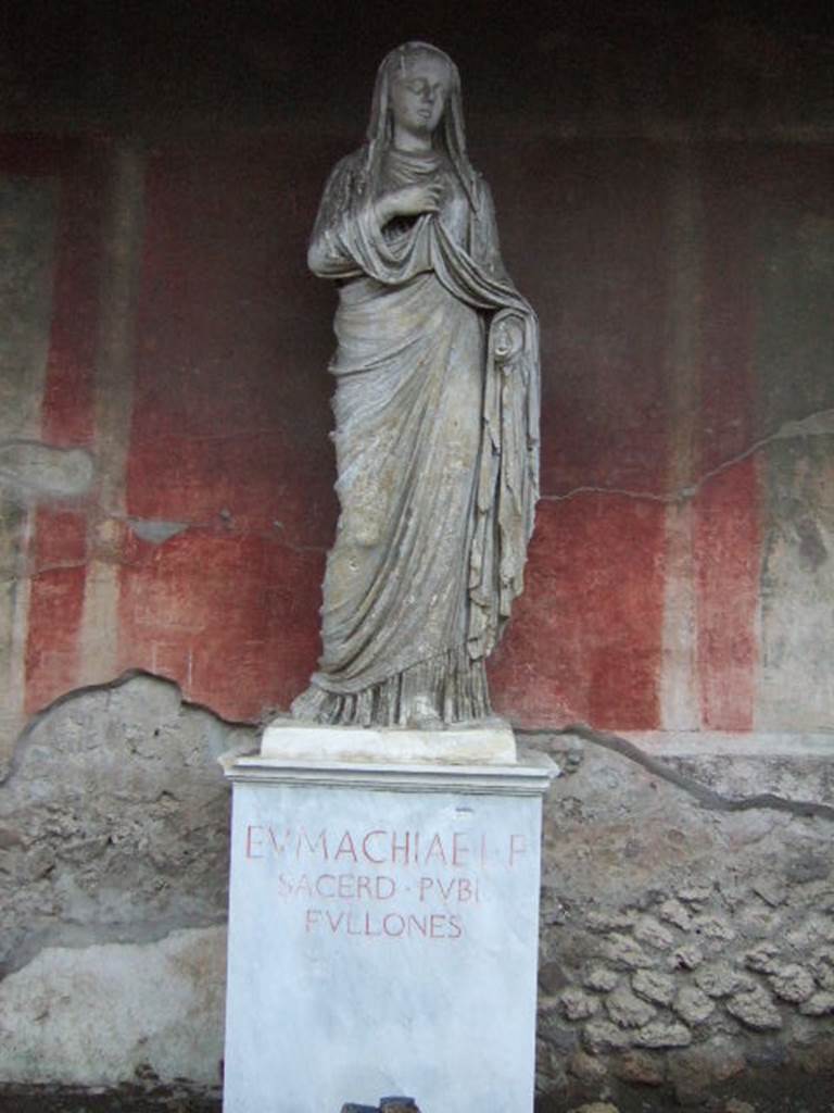 VII.9.1 Pompeii. December 2005. Broad niche 13 with the statue of Eumachia.
The base has the inscription:
EUMACHIAE L F
SACERD PUBL
FULLONES.
To Eumachia, daughter of Lucius, public priestess, the fullers (set this up).
See Cooley, A. and M.G.L., 2004. Pompeii : A Sourcebook. London : Routledge. E43b, CIL X 813 = ILS 6368.