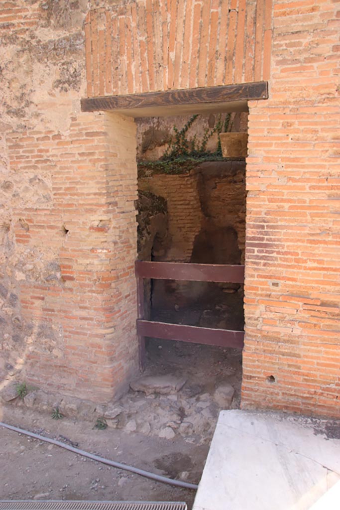 VII.9.1 Pompeii. October 2023.
Doorway to porter’s room 8 on south side of entrance 6. Photo courtesy of Klaus Heese.