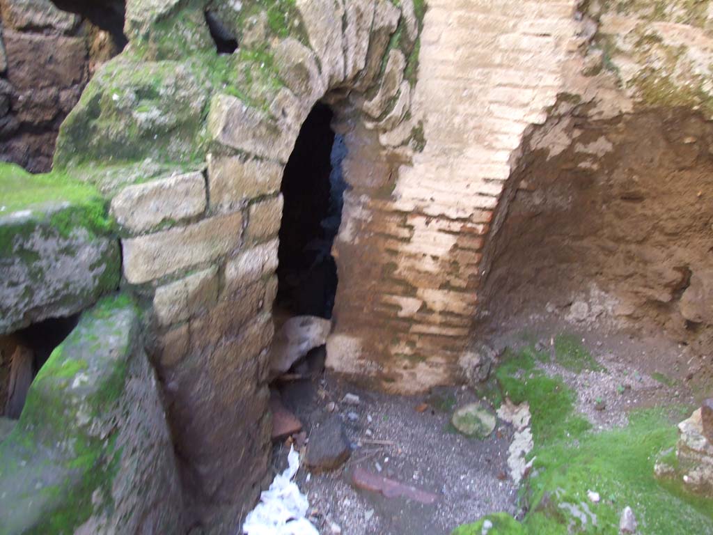 VII.9.1 Pompeii. March 2009. Small arch in south-east corner of porter’s room 8.