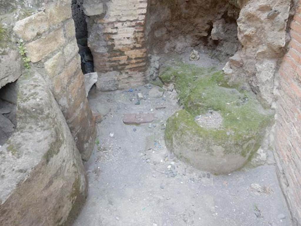 VII.9.1 Pompeii. May 2015. Looking towards floor at south end of porter’s room 8.
Photo courtesy of Buzz Ferebee.