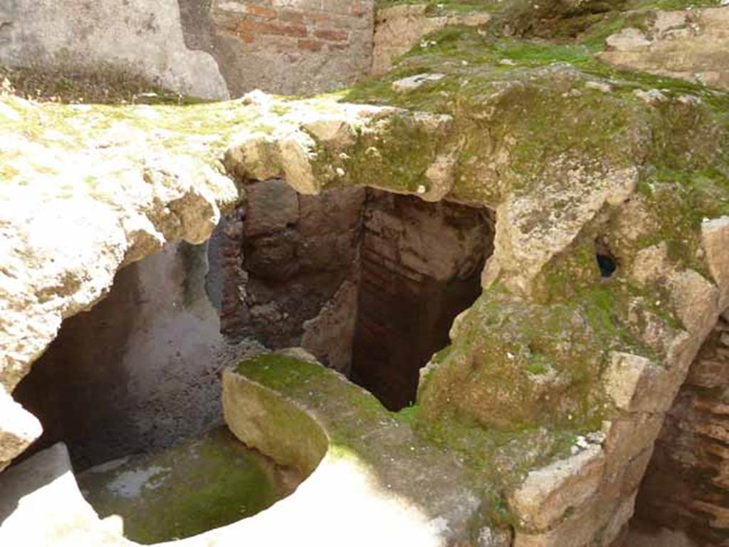 VII.9.1 Pompeii. May 2010. Upper east side of porter’s room 8.