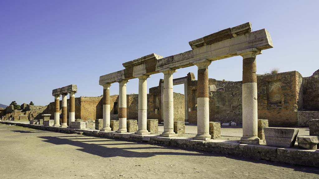 VII.9.1 Pompeii. August 2021.
Looking east across Forum towards the portico in front of Eumachia’s building and entrance doorway, in centre. Photo courtesy of Robert Hanson.