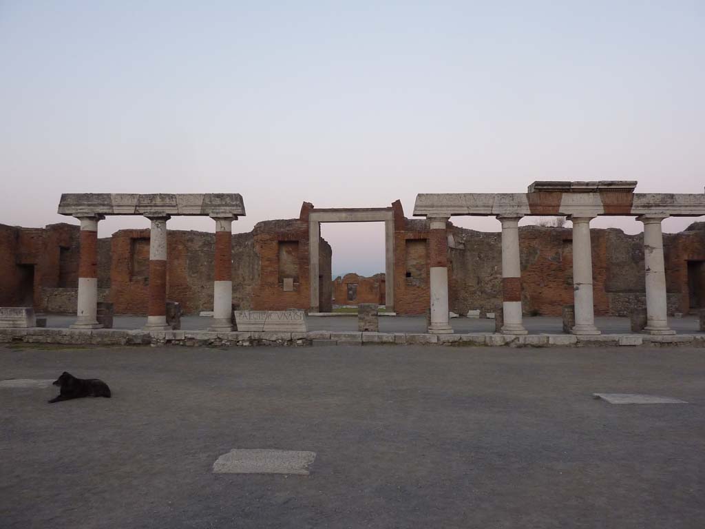 VII.9.1 Pompeii. October 2014. Looking east across Forum towards portico, and entrance doorway to Eumachia’s Building.
Foto Annette Haug, ERC Grant 681269 DÉCOR.
