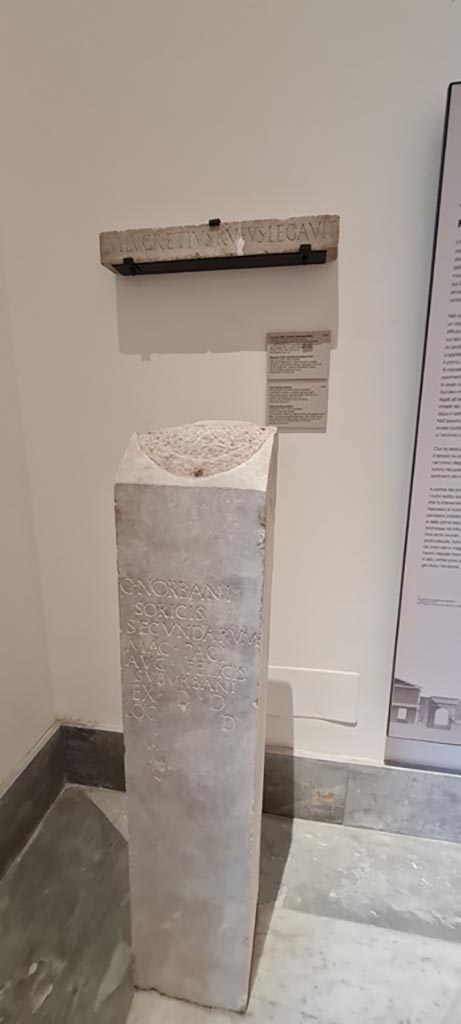 VII.9.1 Pompeii, portico of the building known as Eumachia. April 2023.
Gaius Norbanus Sorex. Acephalus herm with inscription. Made of coloured marble.
The inscription refers to a famous actor who played minor parts.
He lived during the Sulla era (138-78 BC) and is mentioned by the author Plutarch (AD 48-127).
On display in “Campania Romana” gallery in Naples Archaeologial Museum.
Photo courtesy of Giuseppe Ciaramella.
(Caio Norbano Sorico. Erma acefalo con iscrizione. Realizzato in marmo colorato.
L'iscrizione ricorda un famoso attore di parti secondaria vissuto nell’età di Silla (138-78 a.C.) è citato da Plutarco (48-127 d.C.).
Pompei, portico dell'edificio detto di Eumachia.)