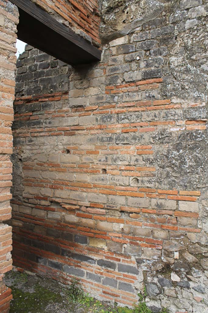 VII.9.1 Pompeii. March 2014.
Portico 1. North end. Doorway leading from top of stairs onto platform.
Foto Annette Haug, ERC Grant 681269 DÉCOR.