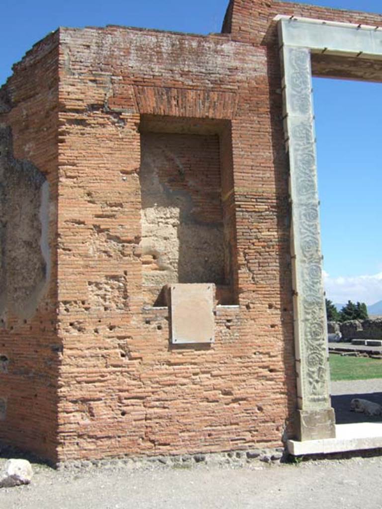 VII.9.1 Pompeii. September 2005. Portico 1. North end.
Small niche between entrance and apsidal niche 4.