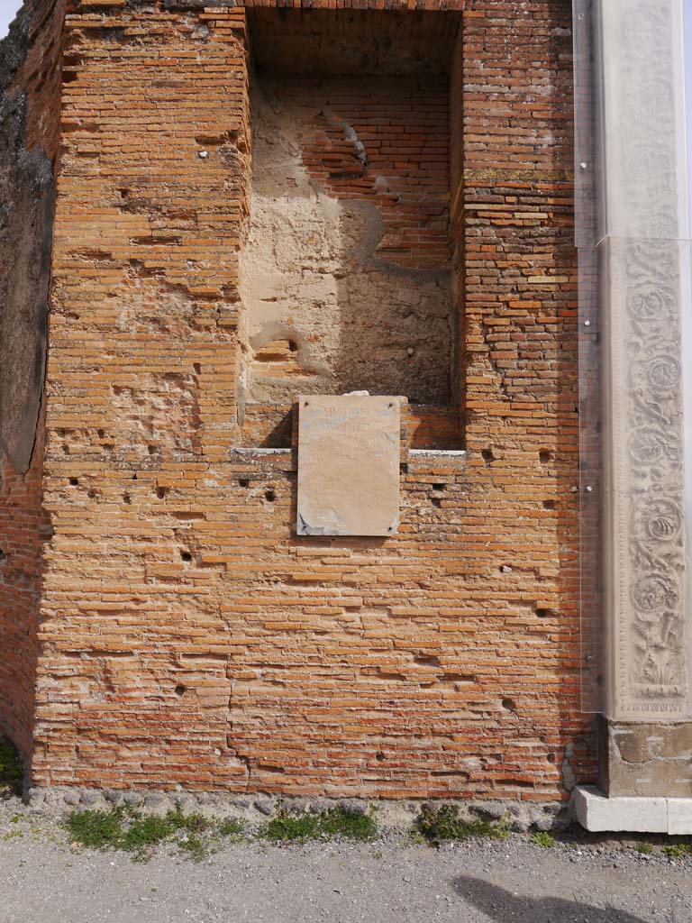 VII.9.1 Pompeii. March 2019. Portico 1. North end. Small niche between entrance and apsidal niche 4.
Foto Anne Kleineberg, ERC Grant 681269 DÉCOR.