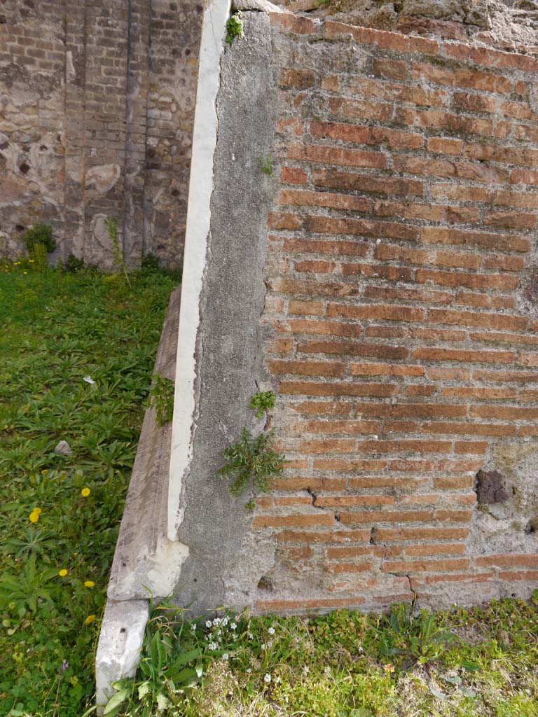 VII.9.2 Pompeii. March 2019. Detail of corner of base of podium, at north end, looking east.
Foto Anne Kleineberg, ERC Grant 681269 DÉCOR.