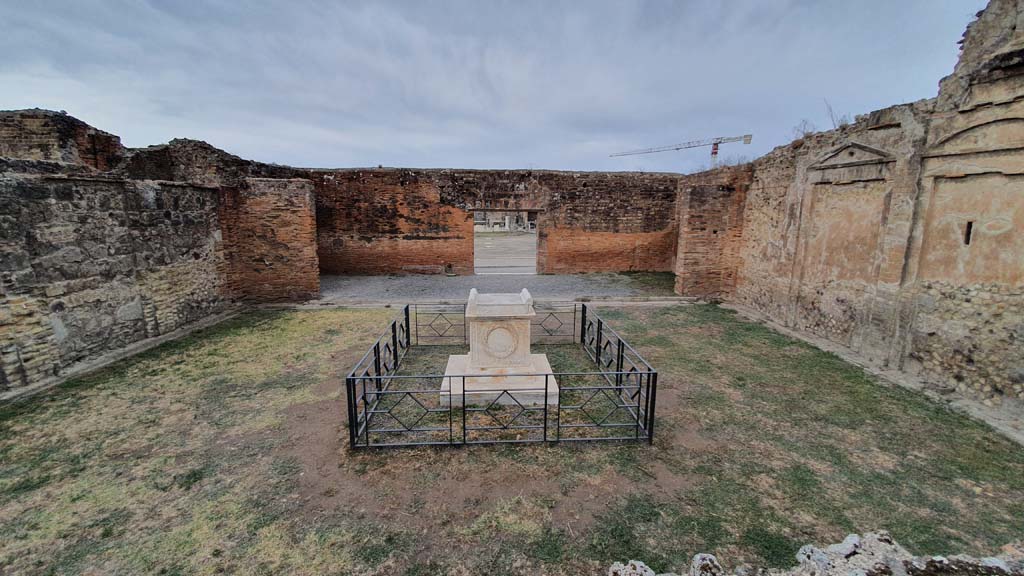 VII.9.2 Pompeii. August 2021. Looking west from podium across Temple towards entrance doorway onto the Forum.
Foto Annette Haug, ERC Grant 681269 DÉCOR