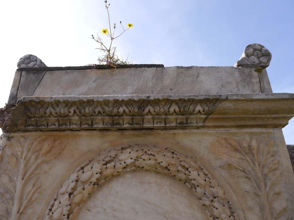 VII.9.2 Pompeii. March 2019. Detail of top of east side of altar.
Foto Anne Kleineberg, ERC Grant 681269 DÉCOR.