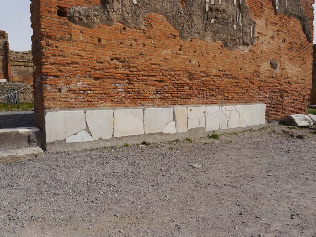 VII.9.2 Pompeii. March 2019. Marble veneer on south side of entrance doorway.
Foto Anne Kleineberg, ERC Grant 681269 DÉCOR.