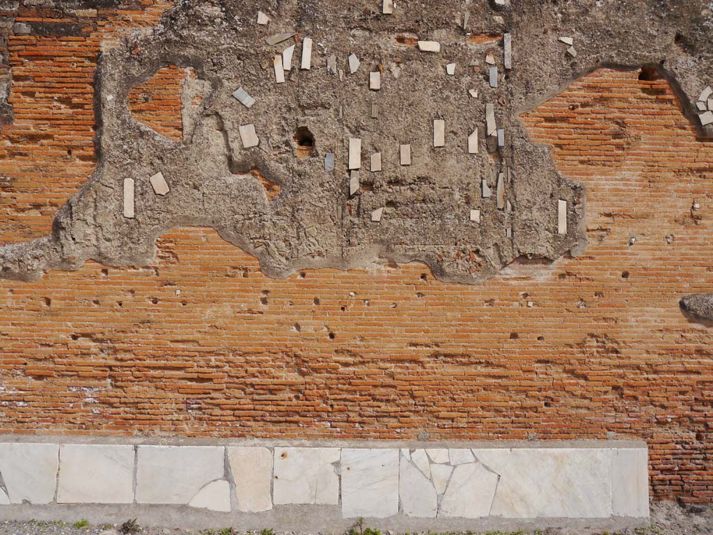 VII.9.2 Pompeii. March 2019. Detail of marble veneer and wall at south end.
Foto Anne Kleineberg, ERC Grant 681269 DÉCOR.