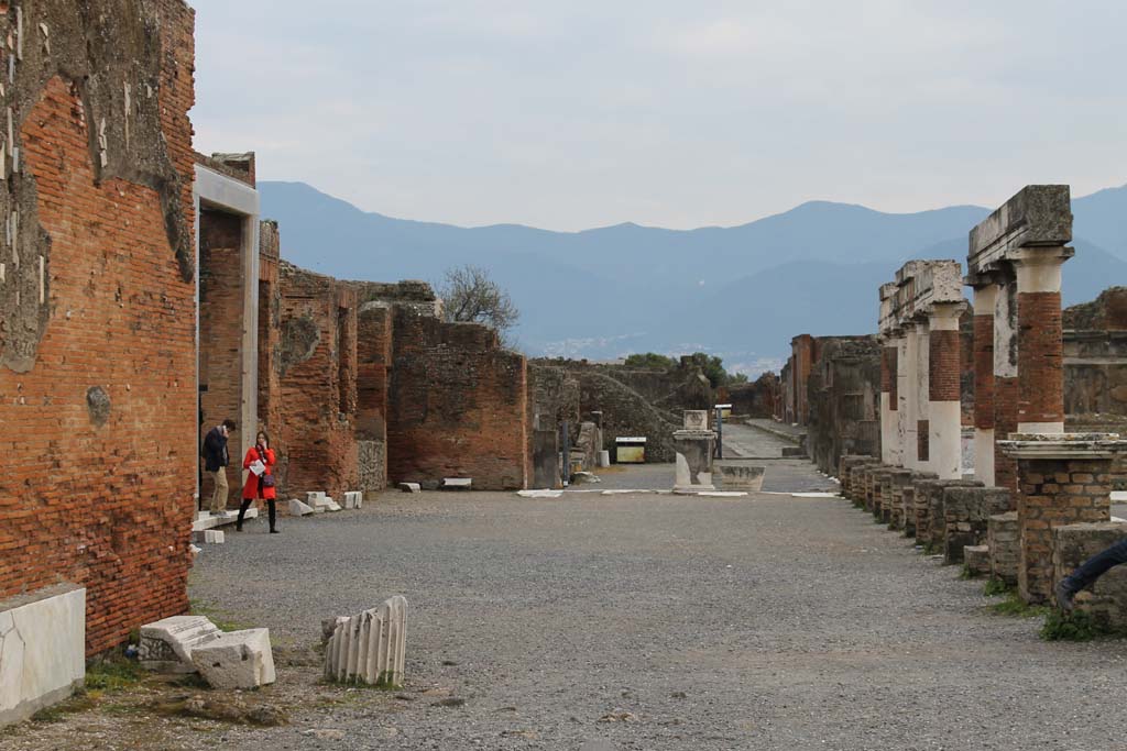 VII.9.2 Pompeii. March 2014. Looking south along east side of Forum, from south end of front façade.
Foto Annette Haug, ERC Grant 681269 DÉCOR.
