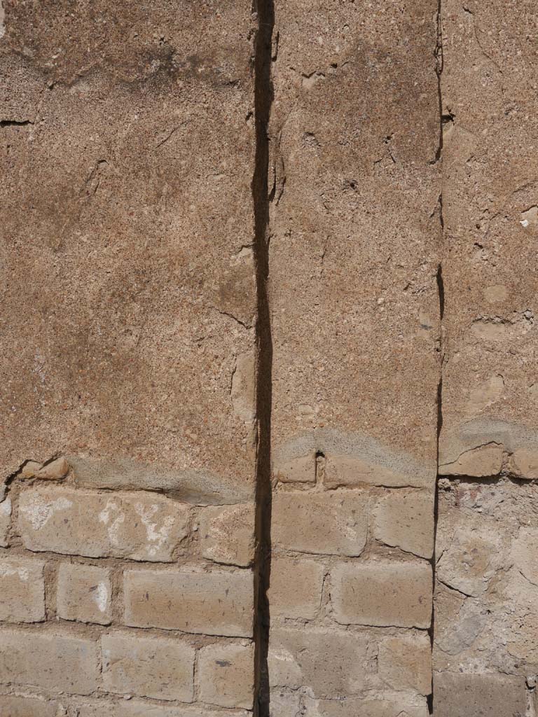 VII.9.2 Pompeii. March 2019. Detail of pillar along north wall towards west end.
Foto Anne Kleineberg, ERC Grant 681269 DÉCOR.