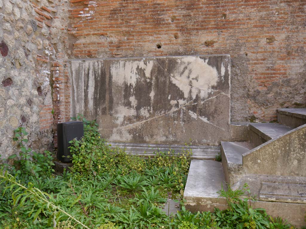 VII.9.2 Pompeii. March 2019. Marble veneer in south-east corner on north side of cella/podium.
Foto Anne Kleineberg, ERC Grant 681269 DÉCOR.