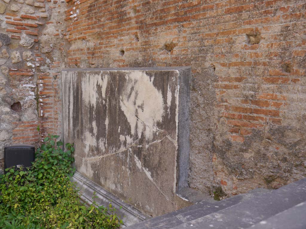 VII.9.2 Pompeii. March 2019. Looking east along detail of marble veneer in south-east corner on north side of cella/podium.
Foto Anne Kleineberg, ERC Grant 681269 DÉCOR.