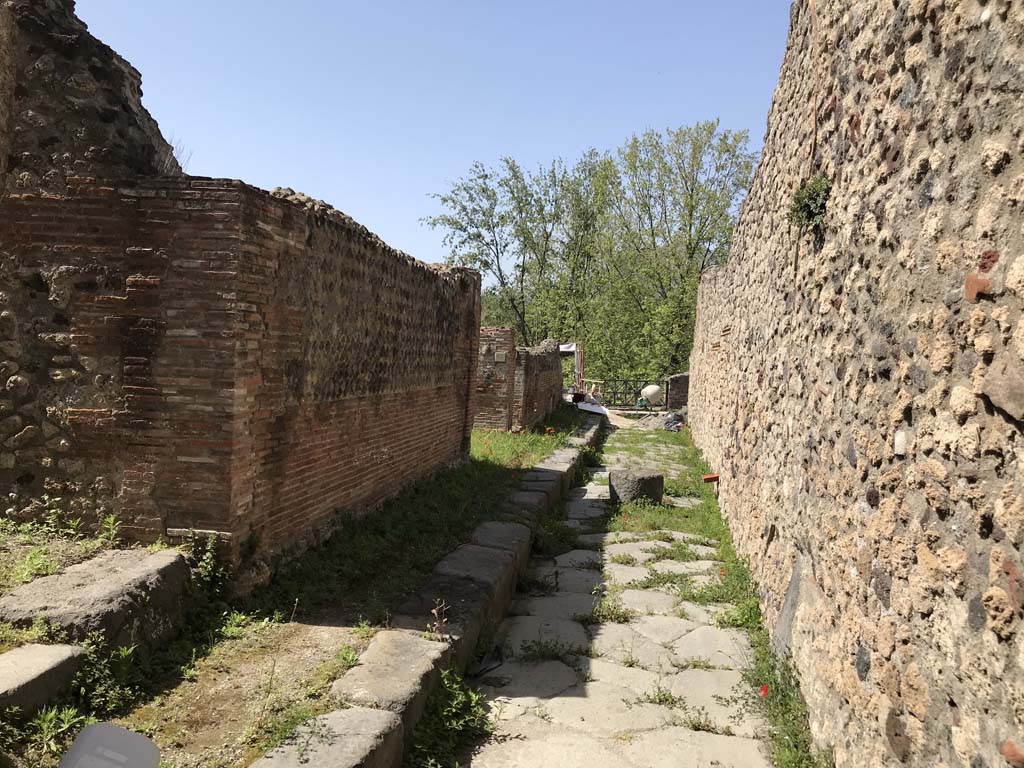 VII.16.14 Pompeii. September 2005. Room 4, steps to upper floor, on right. Doorway to room 3, on the left.  

