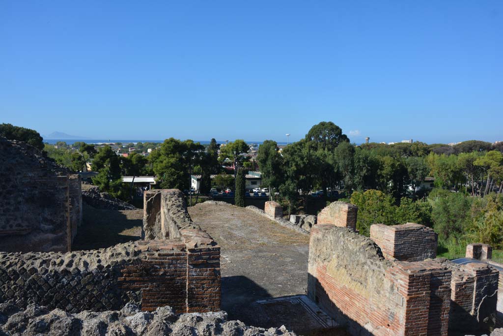 VII.16.15 Pompeii. December 2007. Room 1, entrance fauces or corridor, looking west across atrium.