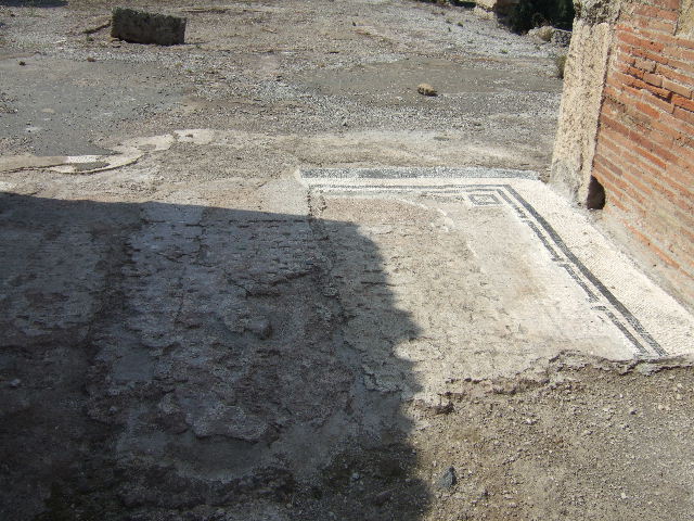 VII.16.15 Pompeii. Room 2, atrium from corner of Impluvium. Detail of mosaic showing Garum amphora with inscription
G(ari) F(los) SCOM(bri) SCAURI
SAP inventory number 15189.
See Aoyagi M. and Pappalardo U., 2006. Pompei (Regiones VI-VII) Insula Occidentalis. Napoli: Valtrend. (P. 511).