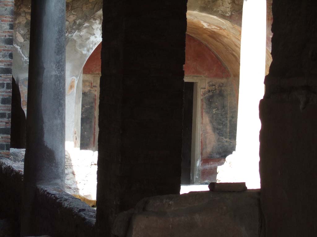Drain in road on Vico dei Soprastanti outside VII.16.17, Pompeii.