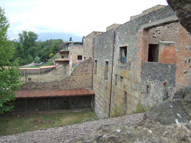 View through drain on Vico dei Soprastanti outside VII.16.17, Pompeii.