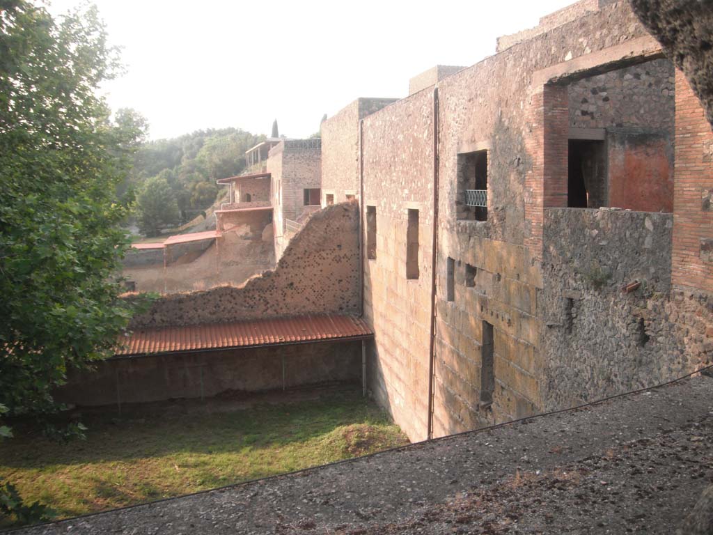 View through hole in wall of VII.16 on Vico dei Soprastanti. September 2005. Looking north to back of House of M Fabius Rufus, Pompeii. 