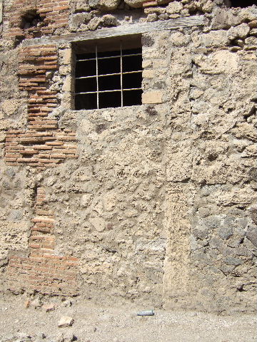 VII.16.18 Pompeii. September 2005. Window in perimeter wall on north side of Vicolo dei Soprastanti.

