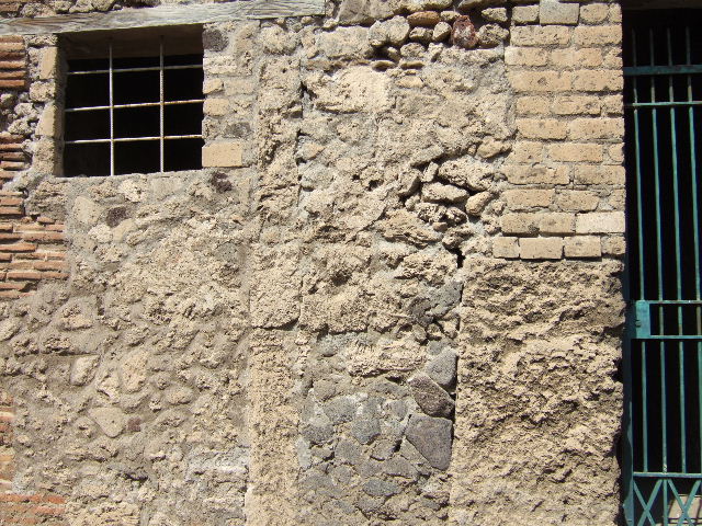 VII.16.18 Pompeii. September 2005. Looking north from entrance doorway towards small atrium. On the left is a doorway to a small room.


