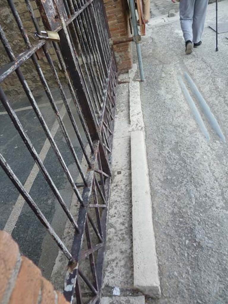 VII.16.22 Pompeii. September 2015. Entrance doorway threshold, looking north.