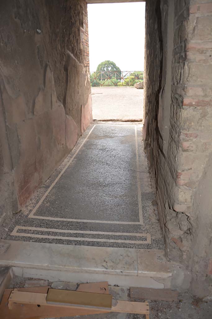 VII.16.22 Pompeii. October 2018.
Corridor 16 in west wall of atrium, looking towards portico and terrace.
Foto Annette Haug, ERC Grant 681269 DÉCOR.