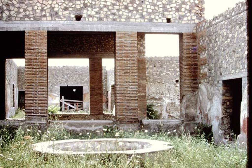 VII.16.22 Pompeii. 1972. Looking across courtyard garden with circular pool. Photo by Stanley A. Jashemski.
Source: The Wilhelmina and Stanley A. Jashemski archive in the University of Maryland Library, Special Collections (See collection page) and made available under the Creative Commons Attribution-Non Commercial License v.4. See Licence and use details. J72f0530