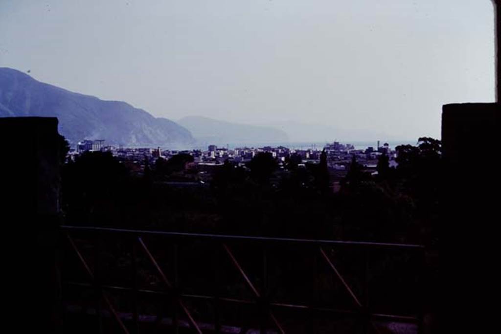 VII.16.17-22 Pompeii, 1978. Looking west towards the Bay, and Sorrentine peninsula from the upper terrace. Photo by Stanley A. Jashemski.
Source: The Wilhelmina and Stanley A. Jashemski archive in the University of Maryland Library, Special Collections (See collection page) and made available under the Creative Commons Attribution-Non Commercial License v.4. See Licence and use details. J78f0562