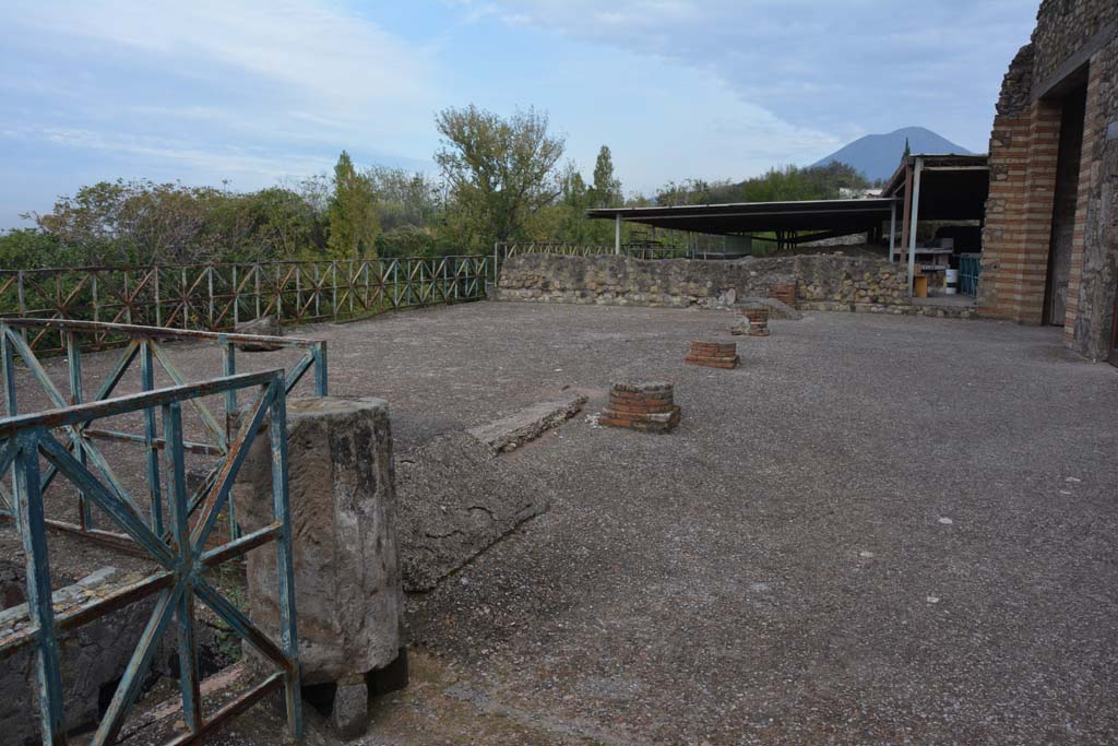 VII.16.22 Pompeii. October 2018. Looking north-west across portico and upper terrace.
Foto Annette Haug, ERC Grant 681269 DÉCOR.