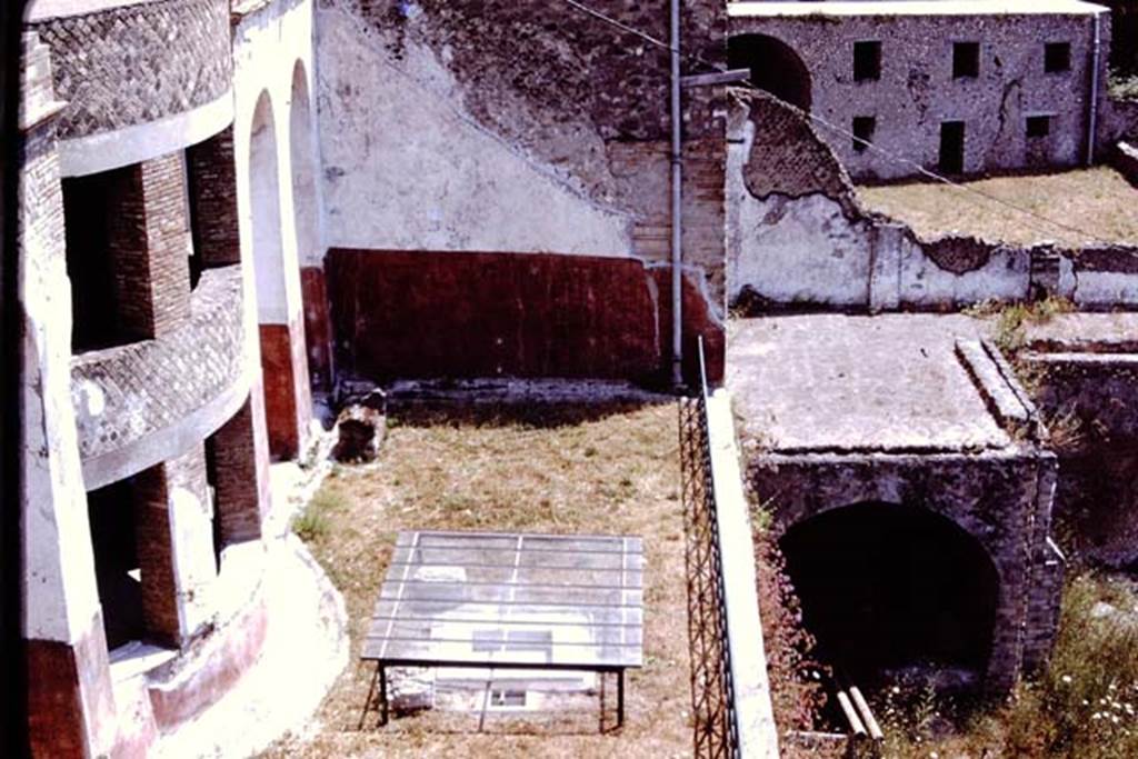 VII.16.17-22 Pompeii, 1980. Looking south along the rear towards VII.16.17. Photo by Stanley A. Jashemski.
Source: The Wilhelmina and Stanley A. Jashemski archive in the University of Maryland Library, Special Collections (See collection page) and made available under the Creative Commons Attribution-Non Commercial License v.4. See Licence and use details. J80f0208
