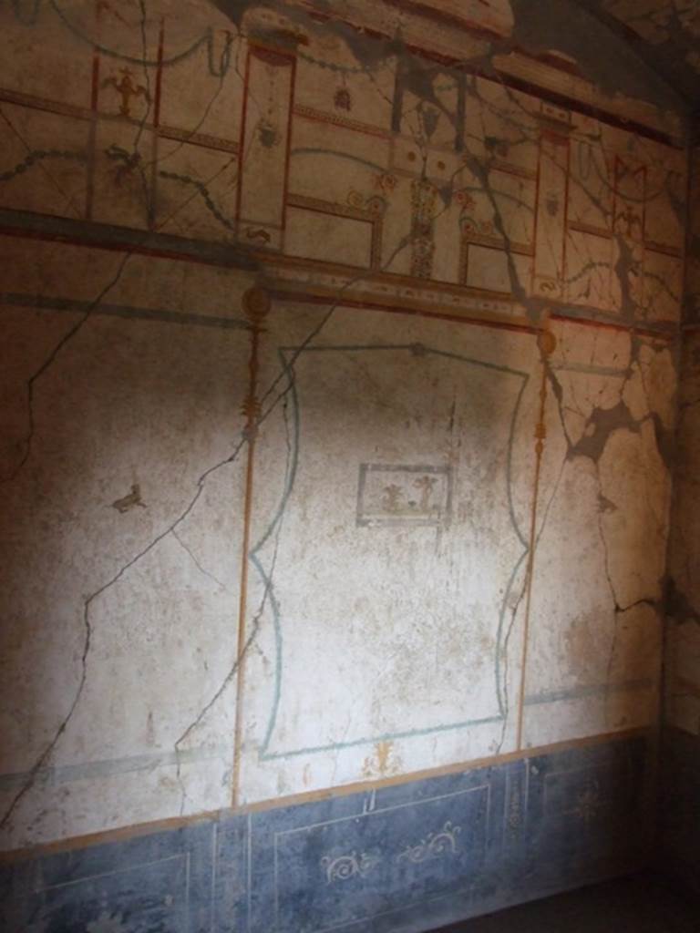 VII.16.17-22 Pompeii. December 2007. IV style decoration on white background on east wall of cubiculum.