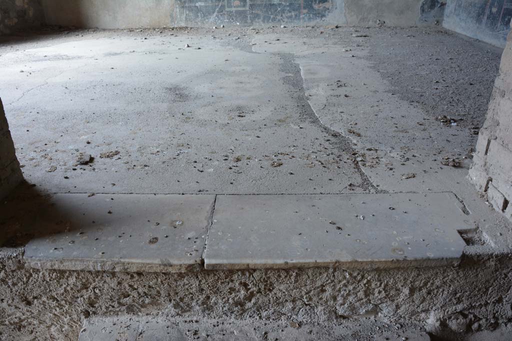 VII.16.22 Pompeii. October 2018. Room 44, lower doorway and step onto south side of flooring, from corridor 43.
Foto Annette Haug, ERC Grant 681269 DÉCOR.