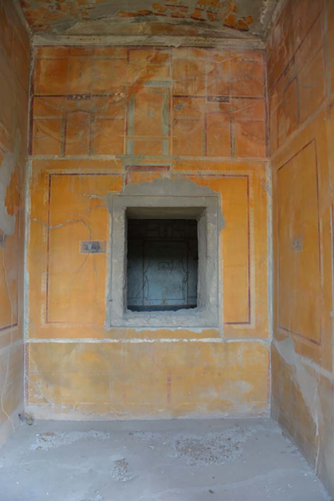 VII.16.22 Pompeii. October 2018.Room 47, east wall with window into room 49.
Foto Annette Haug, ERC Grant 681269 DÉCOR.
