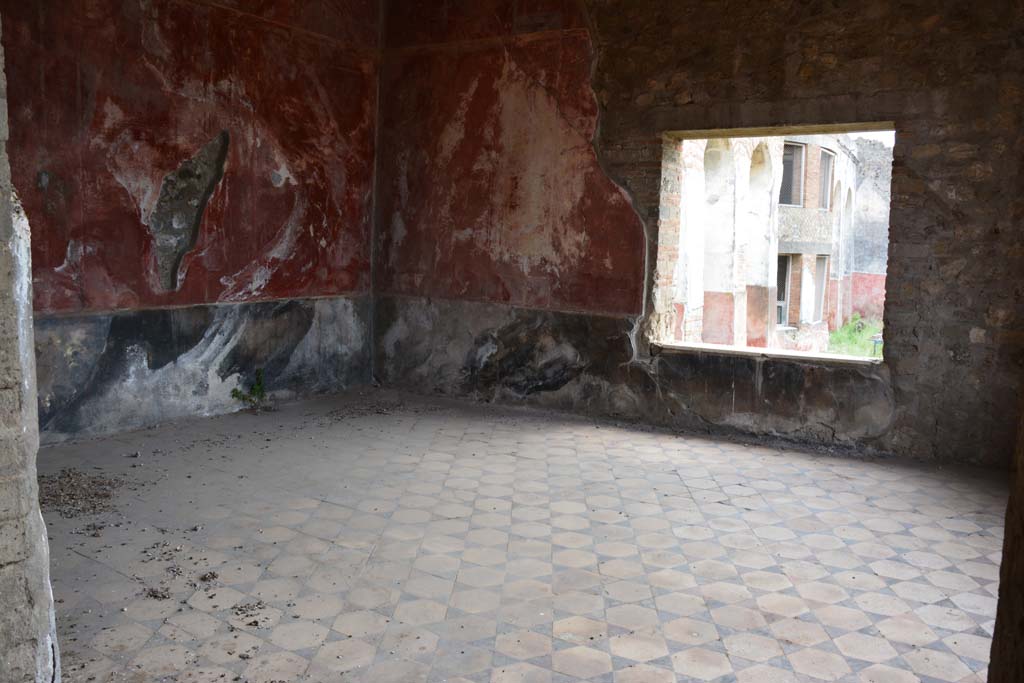 VII.16.22 Pompeii. October 2018.
Oecus 48, looking towards south-east corner and south wall with window towards hanging garden area.
Foto Annette Haug, ERC Grant 681269 DÉCOR.