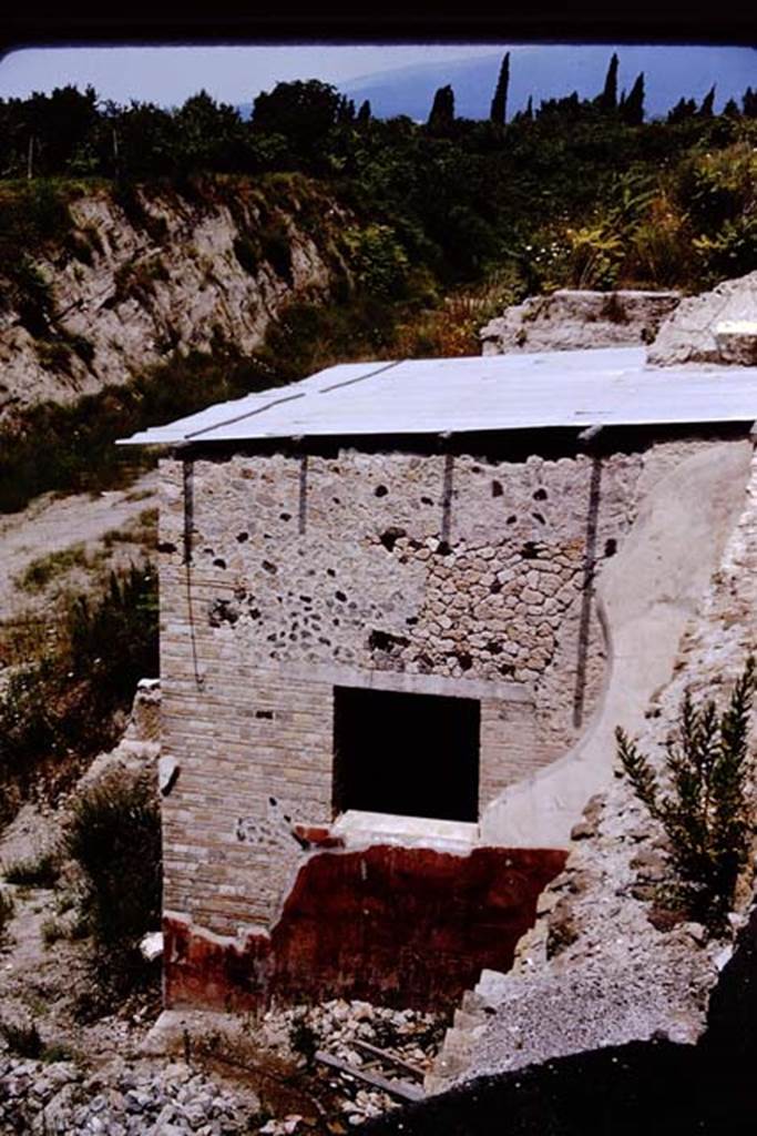 VII.16.17-22 Pompeii. 1964. Looking north from ground floor level, towards window from oecus on first floor below ground level, at north end of hanging garden. Photo by Stanley A. Jashemski.
Source: The Wilhelmina and Stanley A. Jashemski archive in the University of Maryland Library, Special Collections (See collection page) and made available under the Creative Commons Attribution-Non Commercial License v.4. See Licence and use details.
J64f2030